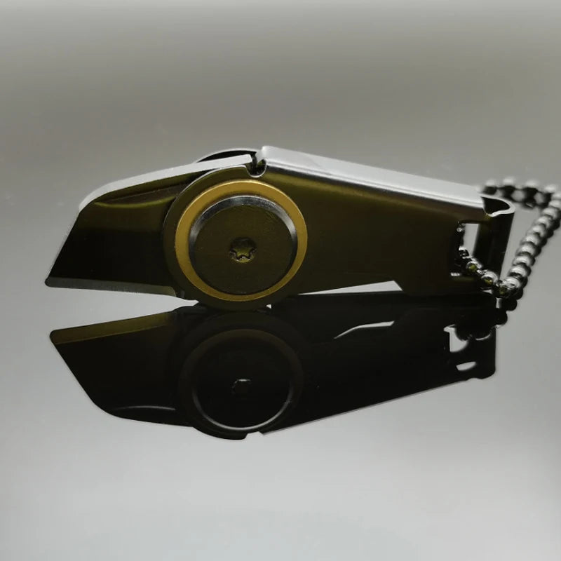 Mini-mes gebruikt tijdens kamperen, handig voor outdoor activiteiten.